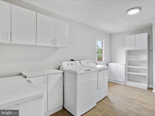 Interior, Recessed Lighting, Washer, Wood Texture Flooring