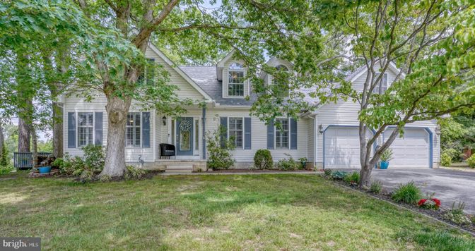 Attached, Exterior, Facade, Cape Cod