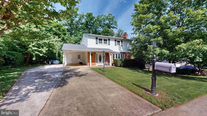Exterior, Facade, Raised Ranch