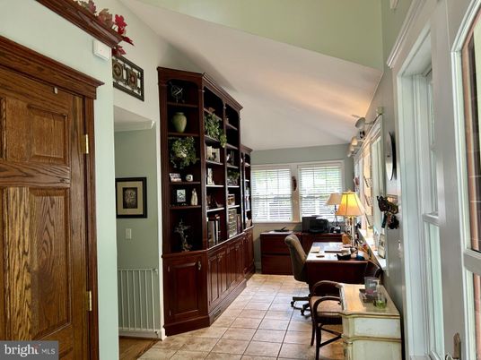 Home Office, Interior
