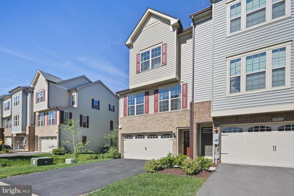 Attached, Exterior, Facade, Rowhouse