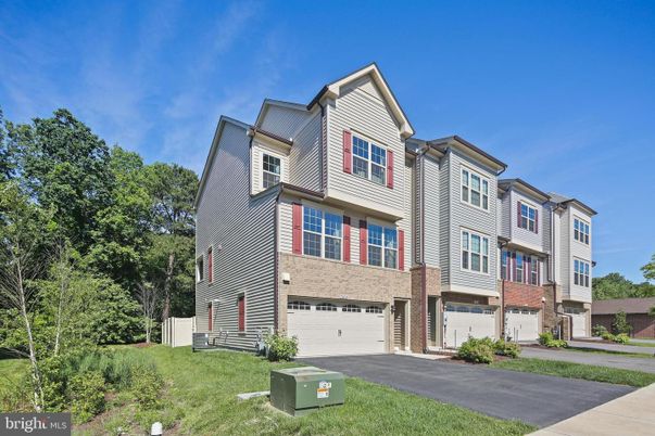Attached, Exterior, Facade, Rowhouse