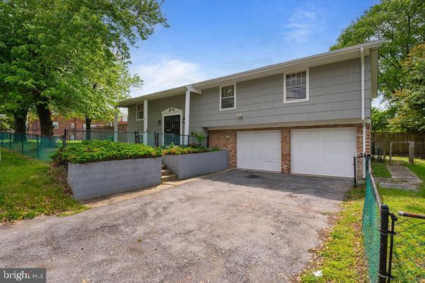 Attached, Exterior, Facade, Brick Facade, Raised Ranch