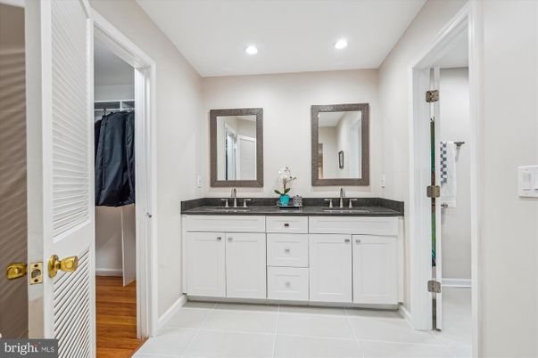 Bathroom, Dual Sink Vanities, Interior, Recessed Lighting