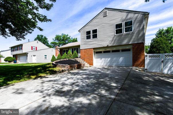 Attached, Exterior, Facade, Brick Facade, Split Level