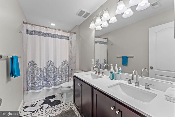 Bathroom, Dual Sink Vanities, Interior, Recessed Lighting