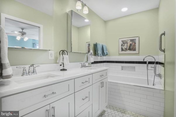 Bathroom, Dual Sink Vanities, Interior, Recessed Lighting