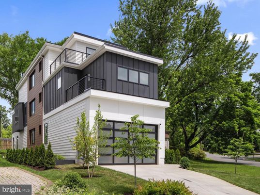 Attached, Exterior, Facade, Farmhouse