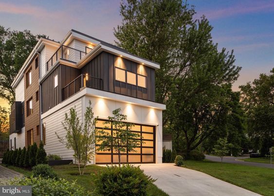 Attached, Exterior, Facade, Modern