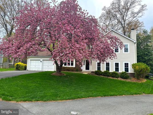 Attached, Exterior, Facade, Raised Ranch