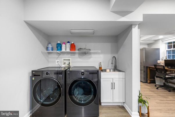 Interior, Utility Closets, Washer, Wood Texture Flooring