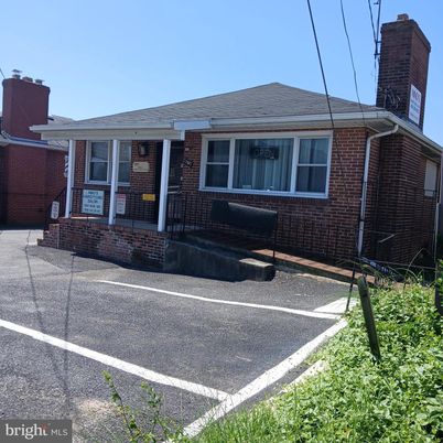 Exterior, Facade, Brick Facade, Cape Cod