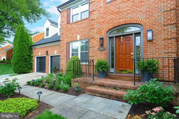 Exterior, Facade, Brick Facade, Rowhouse