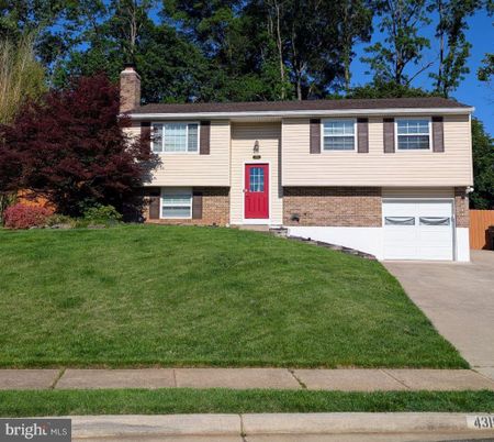 Attached, Exterior, Facade, Brick Facade, Raised Ranch
