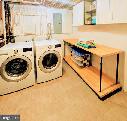 Interior, Washer, Wood Texture Flooring