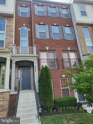 Exterior, Facade, Brick Facade, Rowhouse