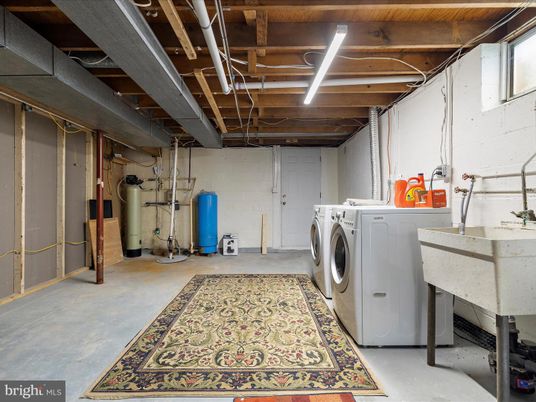 Interior, Washer, Wooden Beams