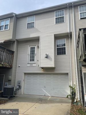Attached, Exterior, Facade, Rowhouse