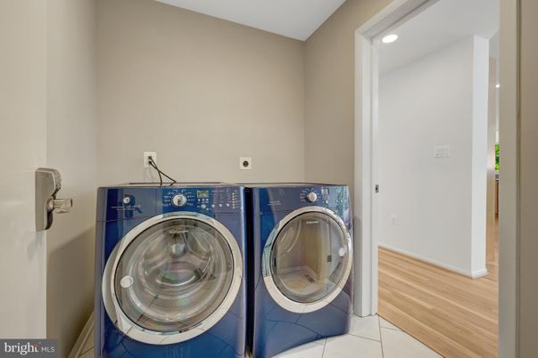 Interior, Recessed Lighting, Washer, Wood Texture Flooring