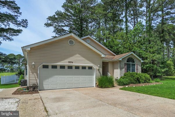 Attached, Exterior, Facade, American Craftsman