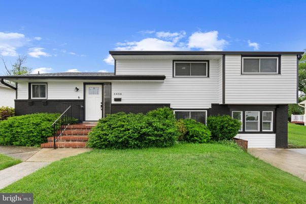 Exterior, Facade, Raised Ranch