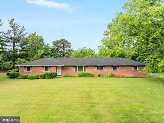 Backyard, Exterior, Facade, Brick Facade, Ranch