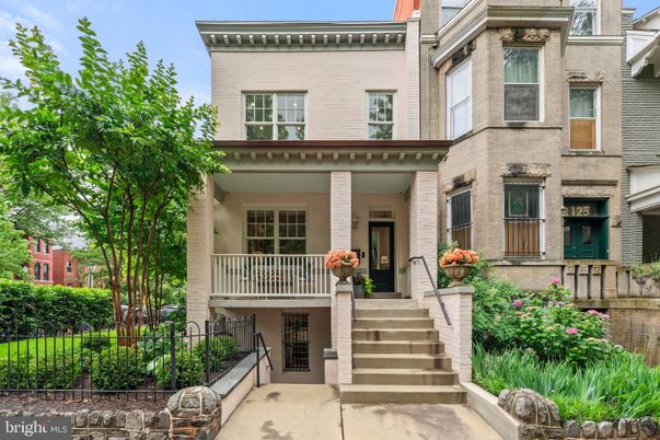 Exterior, Facade, Rowhouse