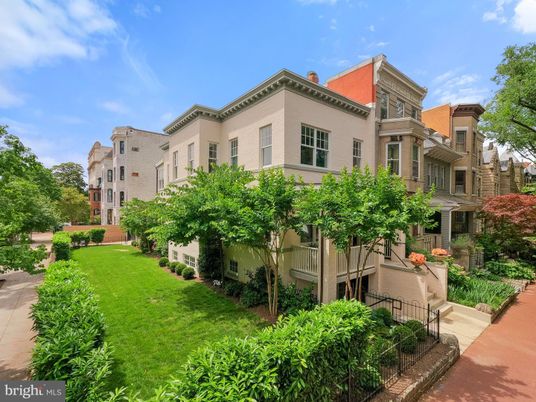 Backyard, Exterior, Facade, Queen Anne Victorian