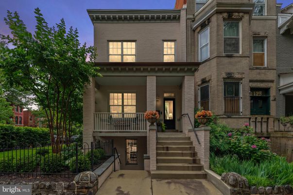 Exterior, Facade, Rowhouse