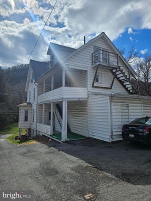 Attached, Exterior, Facade, Farmhouse