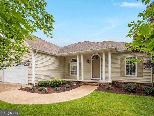 Attached, Exterior, Facade, Ranch