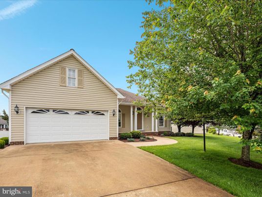 Attached, Exterior, Facade, Ranch