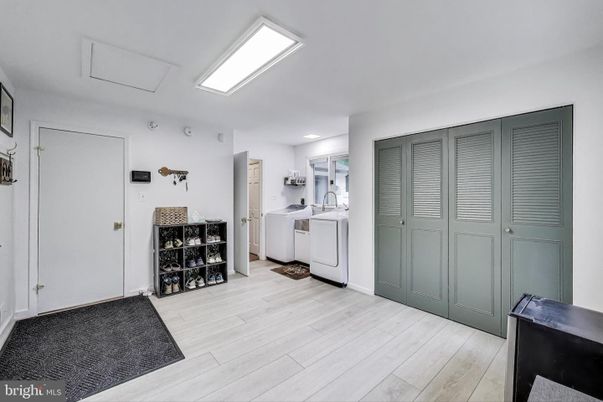 Interior, Recessed Lighting, Washer, Wood Texture Flooring
