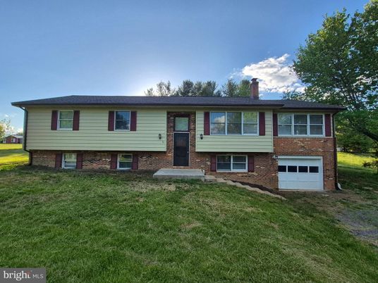 Attached, Exterior, Facade, Brick Facade, Raised Ranch