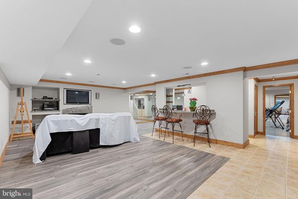 Interior, Recessed Lighting, Wood Texture Flooring