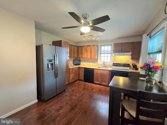Dining room, Interior, Kitchen, Stainless Steel Appliances, Wood Texture Flooring