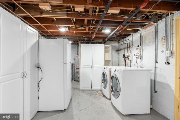 Interior, Washer, Wooden Beams