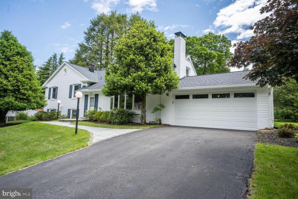 Attached, Exterior, Facade, Ranch