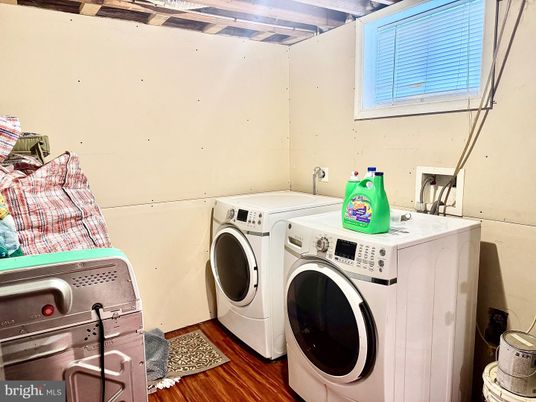 Interior, Washer, Wood Texture Flooring
