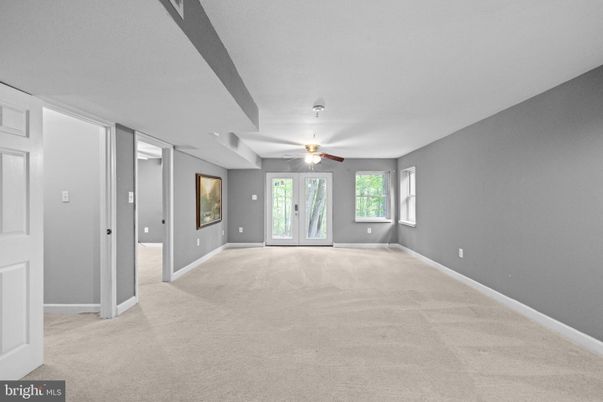 Empty room, Interior