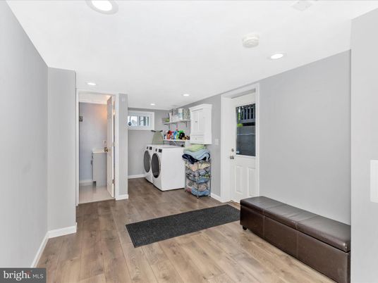 Interior, Recessed Lighting, Washer, Wood Texture Flooring
