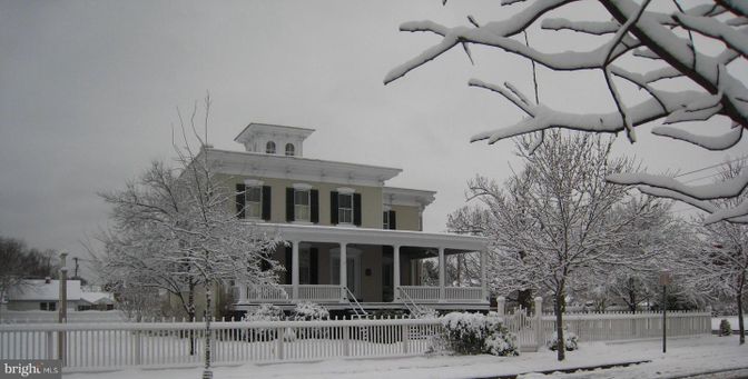 Exterior, Facade, American Foursquare