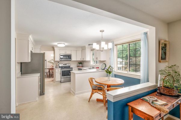 Chandelier, Dining room, Interior, Kitchen, Stainless Steel Appliances