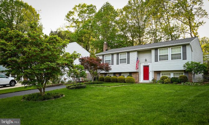 Exterior, Facade, Raised Ranch