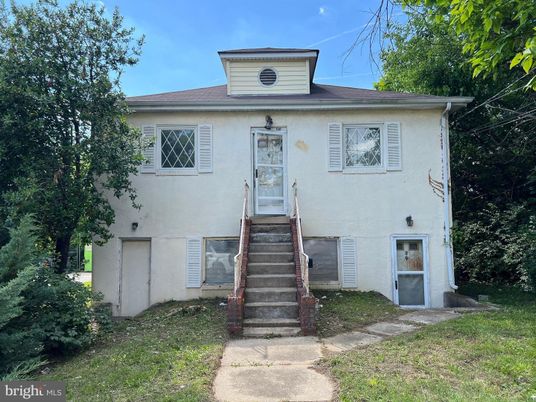 Exterior, Facade, Raised Ranch