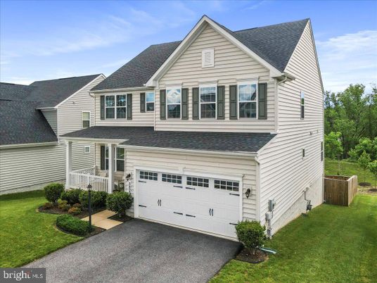 Attached, Exterior, Facade, Farmhouse