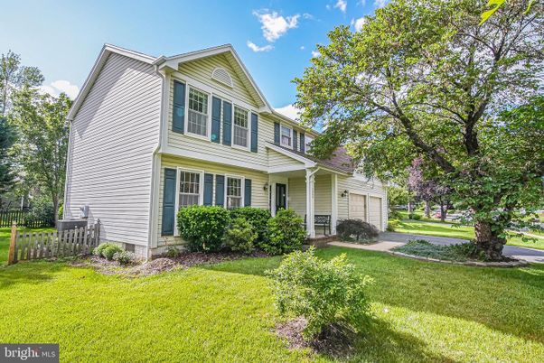 Attached, Backyard, Exterior, Facade, Queen Anne Victorian
