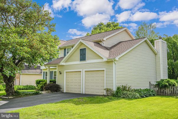 Attached, Exterior, Facade, American Craftsman