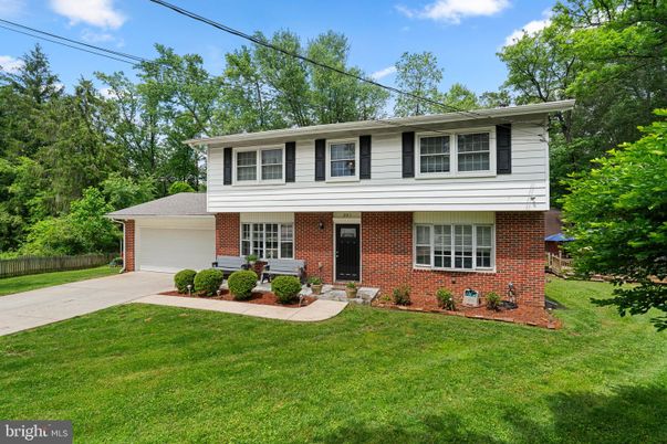 Attached, Exterior, Facade, Brick Facade, Split Level