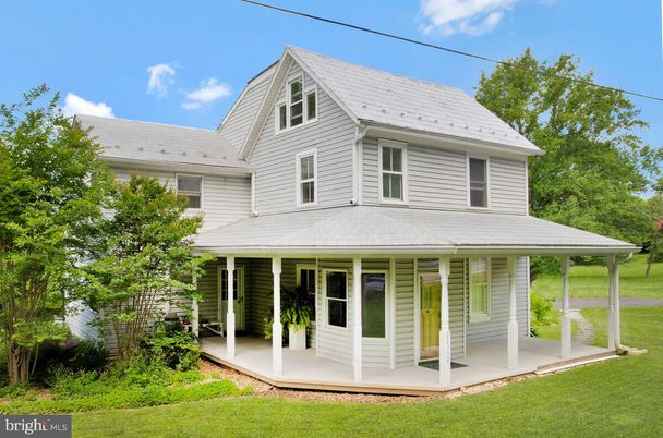 Exterior, Facade, Queen Anne Victorian